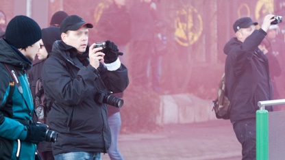 Das Foto zeigt Thomas R. (mit schwarzer Basecap) bei einem rechtsextremen Aufmarsch in Magdeburg im Januar 2012 vor seiner Enttarnung als V-Mann. © Julian Feldmann